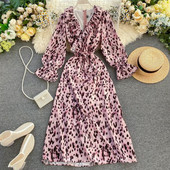 Új modell hosszú női ruha spitz nyakkivágással és rózsaszín mintával