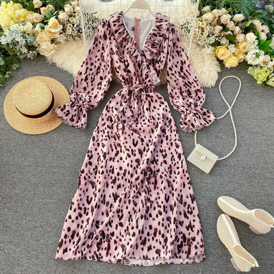 Új modell hosszú női ruha spitz nyakkivágással és rózsaszín mintával