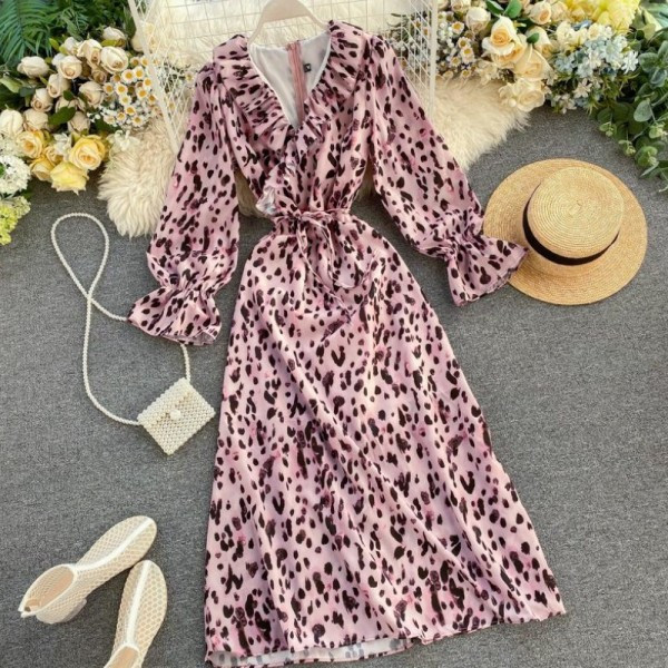 Új modell hosszú női ruha spitz nyakkivágással és rózsaszín mintával