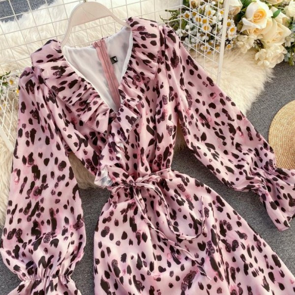 Új modell hosszú női ruha spitz nyakkivágással és rózsaszín mintával