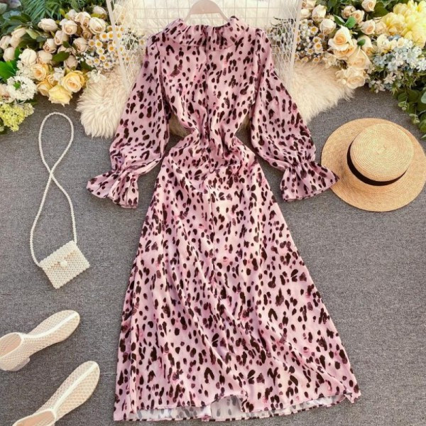 Új modell hosszú női ruha spitz nyakkivágással és rózsaszín mintával