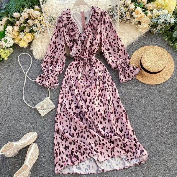 Új modell hosszú női ruha spitz nyakkivágással és rózsaszín mintával