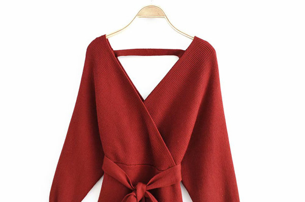 Hosszú kötött ruha mély V-nyakkal és csupasz háttal szürke és bordó színben