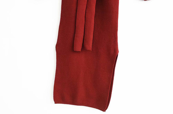 Hosszú kötött ruha mély V-nyakkal és csupasz háttal szürke és bordó színben