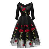 Stílusos női ruha 3/4-es ujjal és rózsaszín, fehér és fekete hímzéssel