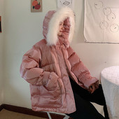 Modern női téli kabát kapucnival és tollal rózsaszín, fekete és fehér színben