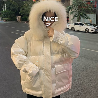 Modern női téli kabát kapucnival és tollal rózsaszín, fekete és fehér színben