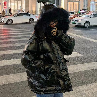 Modern női téli kabát kapucnival és tollal rózsaszín, fekete és fehér színben