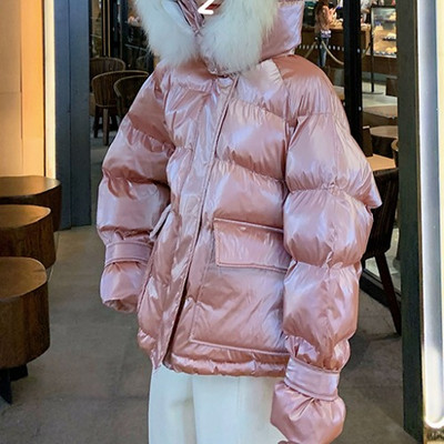 Modern női téli kabát kapucnival és tollal rózsaszín, fekete és fehér színben