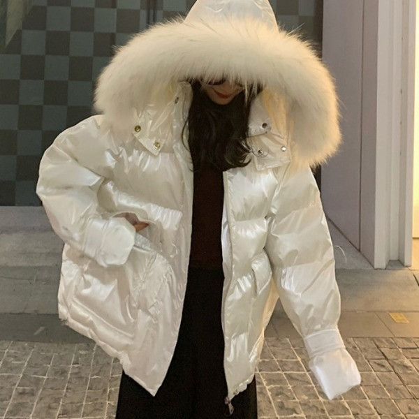 Modern női téli kabát kapucnival és tollal rózsaszín, fekete és fehér színben