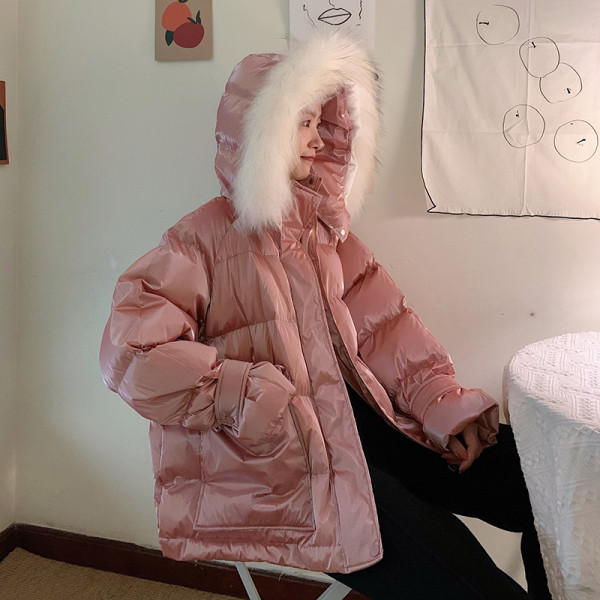 Modern női téli kabát kapucnival és tollal rózsaszín, fekete és fehér színben