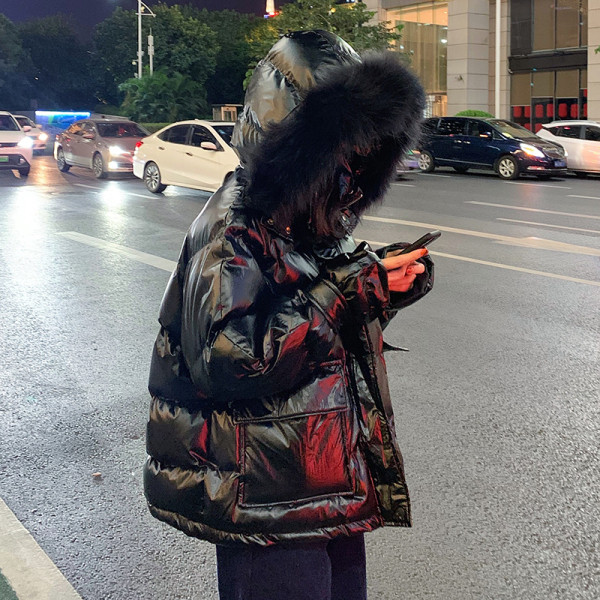 Modern női téli kabát kapucnival és tollal rózsaszín, fekete és fehér színben