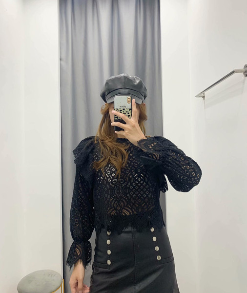 Rövid fekete csipkeblúz fürtökkel