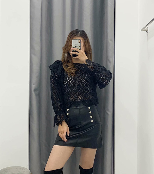 Rövid fekete csipkeblúz fürtökkel