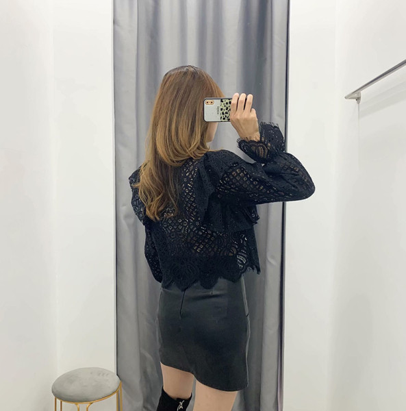 Rövid fekete csipkeblúz fürtökkel