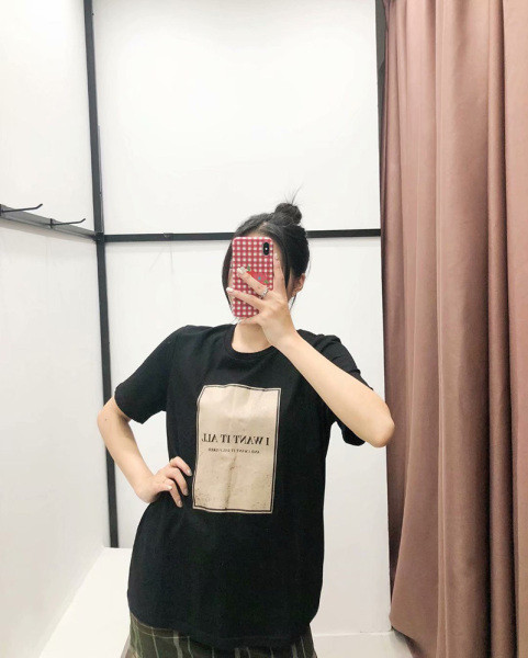 Modern alkalmi póló fekete színben, rátéttel