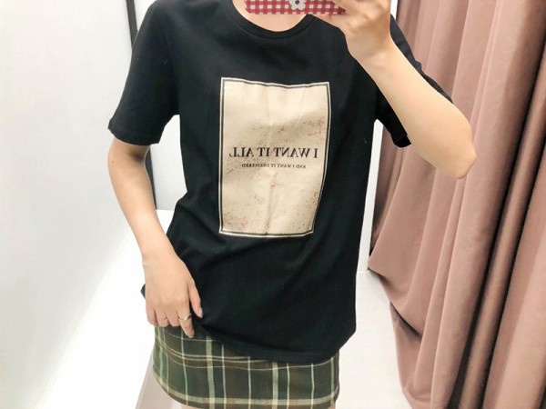 Modern alkalmi póló fekete színben, rátéttel