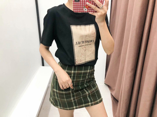 Modern alkalmi póló fekete színben, rátéttel