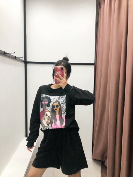 Női alkalmi blúz fekete színben, rátéttel és flitterekkel