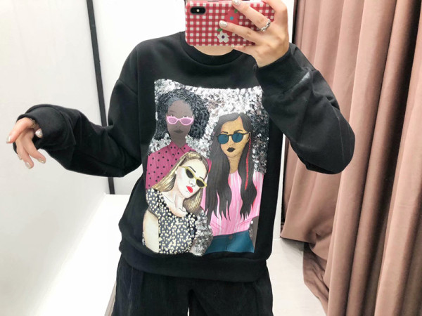 Női alkalmi blúz fekete színben, rátéttel és flitterekkel