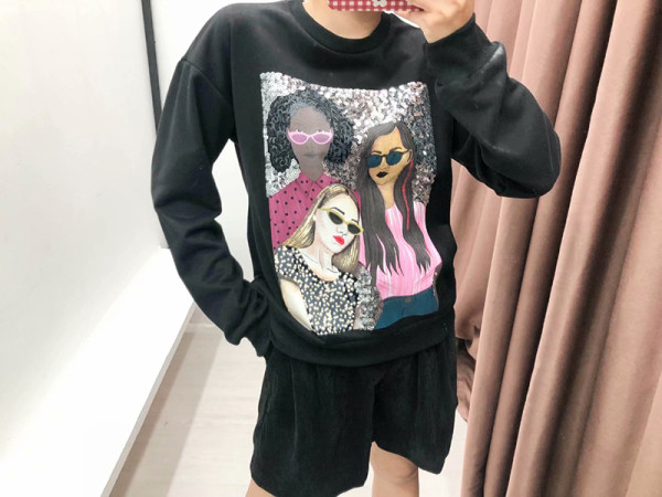 Női alkalmi blúz fekete színben, rátéttel és flitterekkel