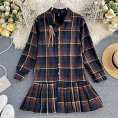 Női kockás ruha rakott szoknyával bézs és kék színben