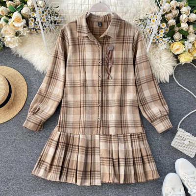 Női kockás ruha rakott szoknyával bézs és kék színben