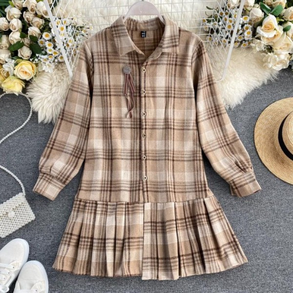 Női kockás ruha rakott szoknyával bézs és kék színben