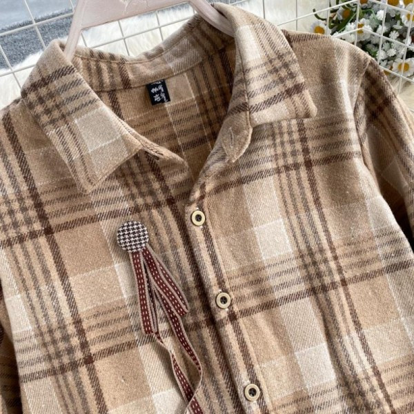 Női kockás ruha rakott szoknyával bézs és kék színben