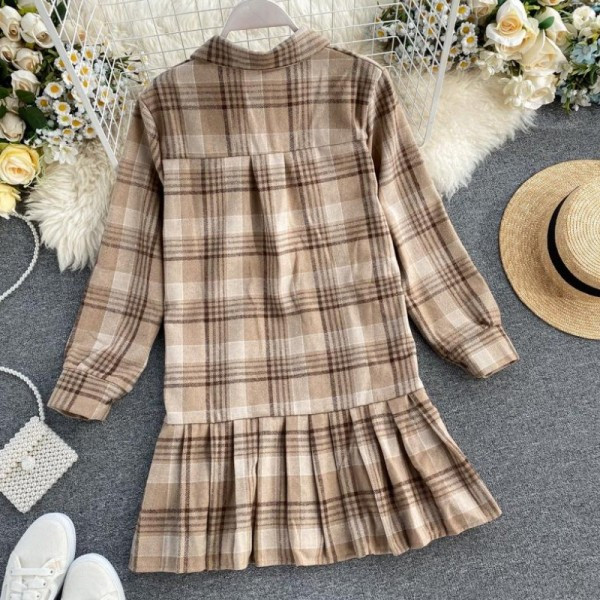Női kockás ruha rakott szoknyával bézs és kék színben