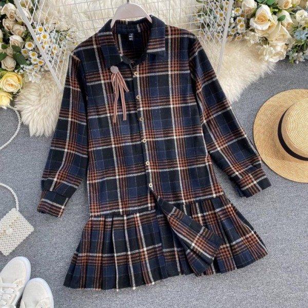 Női kockás ruha rakott szoknyával bézs és kék színben