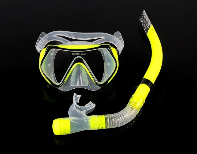 Set de scufundare cu masca cu sticla securizata si snorkel in negru, roz, galben si albastru