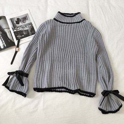 Szürke és fekete női pulóver lótusz ujjakkal és nyakkendőkkel