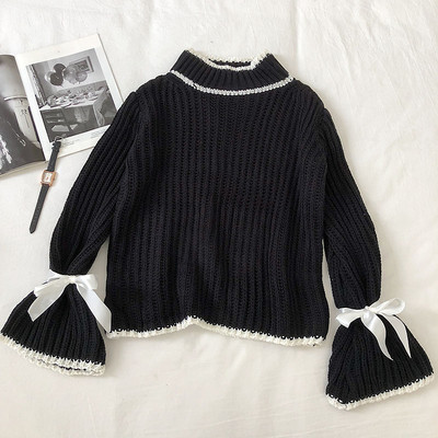 Szürke és fekete női pulóver lótusz ujjakkal és nyakkendőkkel