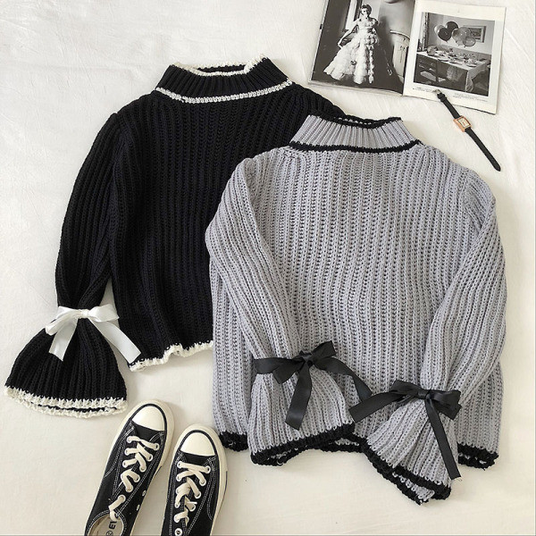 Szürke és fekete női pulóver lótusz ujjakkal és nyakkendőkkel