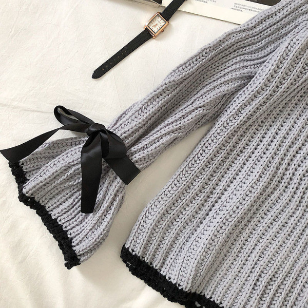 Szürke és fekete női pulóver lótusz ujjakkal és nyakkendőkkel