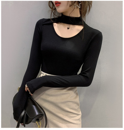 Női blúz pólógallérral, piros, fekete, fehér, zöld és kék kivágásokkal