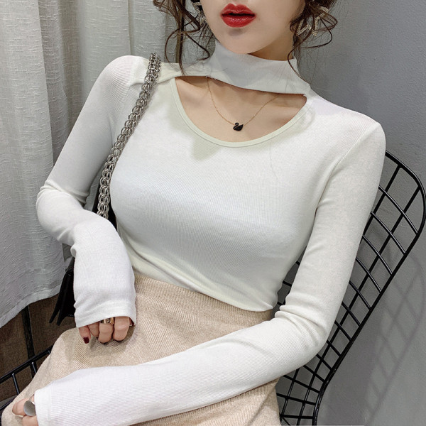 Női blúz pólógallérral, piros, fekete, fehér, zöld és kék kivágásokkal