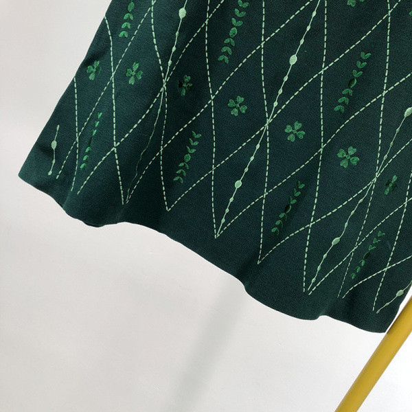 Rövid kivágású kötött szoknya gumírozott derékkal, zöld színben