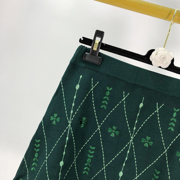 Rövid kivágású kötött szoknya gumírozott derékkal, zöld színben