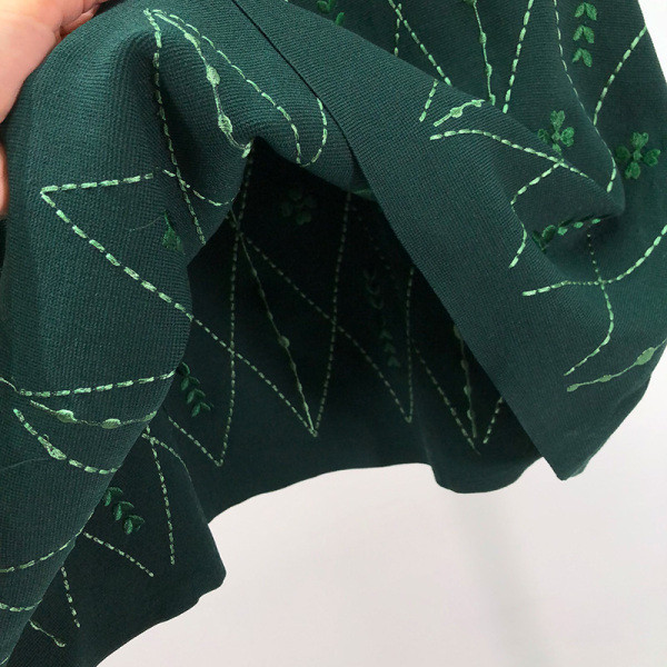 Rövid kivágású kötött szoknya gumírozott derékkal, zöld színben