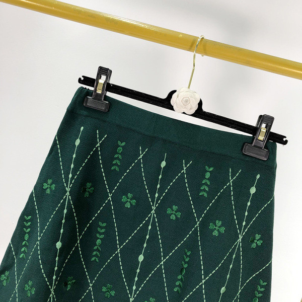 Rövid kivágású kötött szoknya gumírozott derékkal, zöld színben