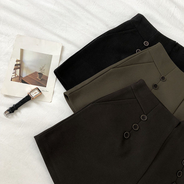 Női rövidnadrág gombokkal, magas derékkal, három színben