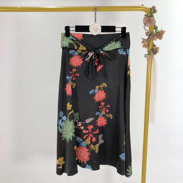 Női hosszú szoknya szabású fekete, virágmintás modell