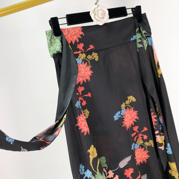 Női hosszú szoknya szabású fekete, virágmintás modell
