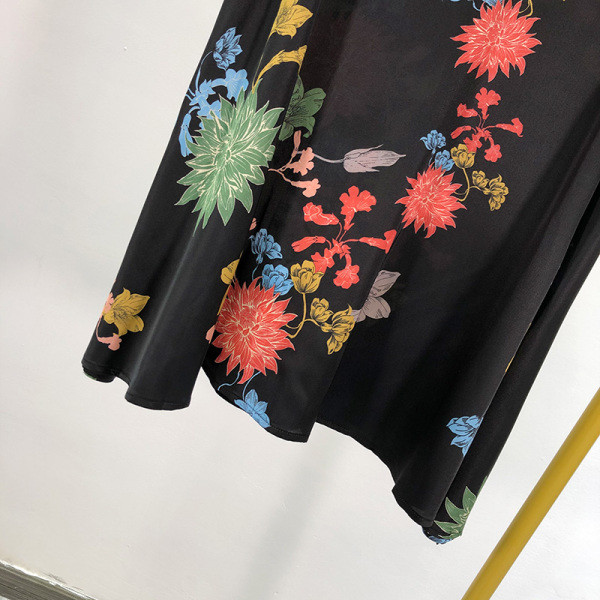 Női hosszú szoknya szabású fekete, virágmintás modell