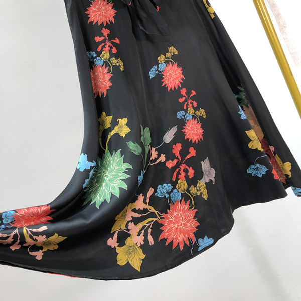 Női hosszú szoknya szabású fekete, virágmintás modell