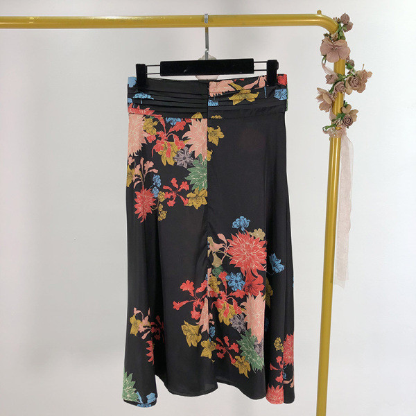 Női hosszú szoknya szabású fekete, virágmintás modell