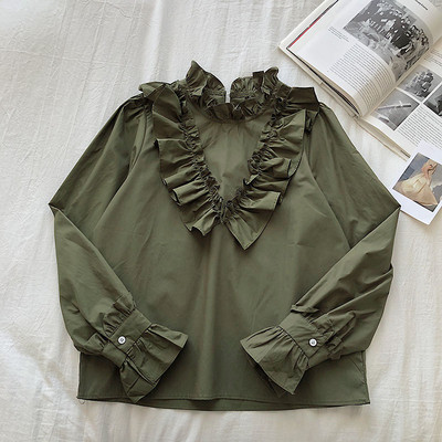 Stílusos női ing zöld, bézs és fehér színben, félmagas gallérral és fürtökkel