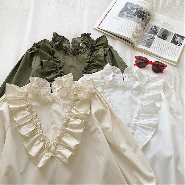 Stílusos női ing zöld, bézs és fehér színben, félmagas gallérral és fürtökkel